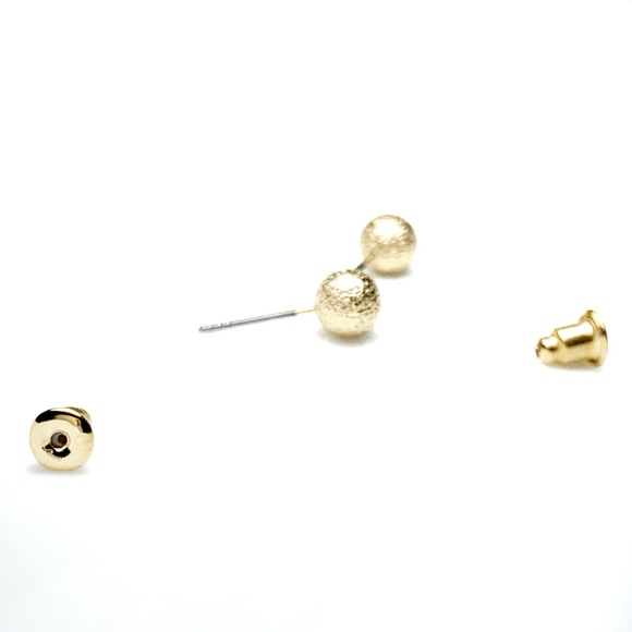 New without tags! Gold Round stud earrings - Picture 2 of 3
